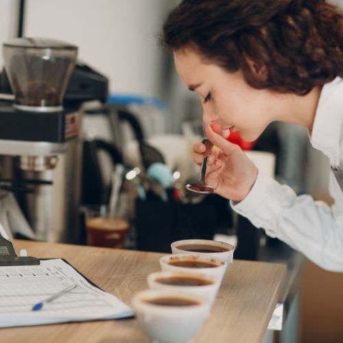 Atelier café à la maison : le guide complet pour organiser une dégustation réussie entre amis - Subtile café